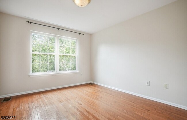 Building Photo - 21 Mayflower Dr