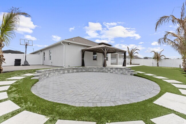 Building Photo - 681 SW Millard Dr
