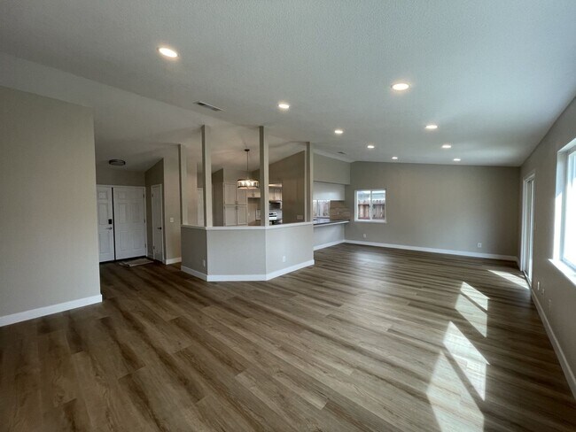 Foto del edificio - Beautiful Single Story Home Ready To Be Home!