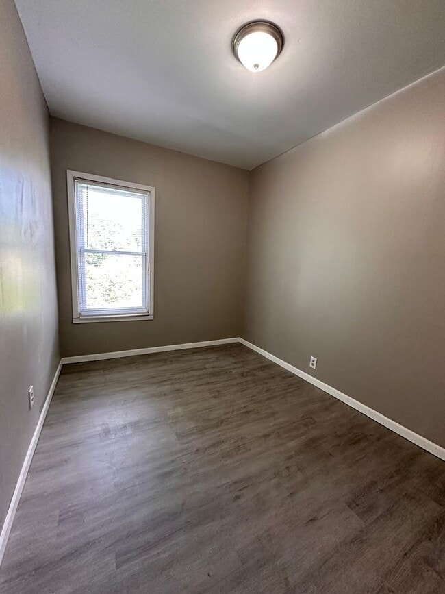 Building Photo - 3bedrooms 1 1/2 bathroom. The house is ver...