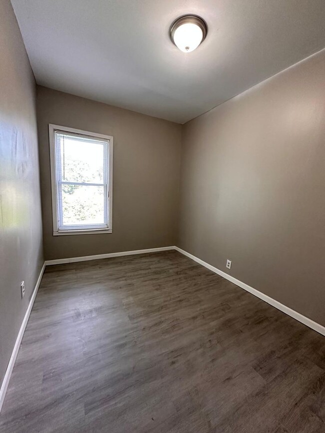 Building Photo - 4bedrooms 2 full bathroom. The house is ve...