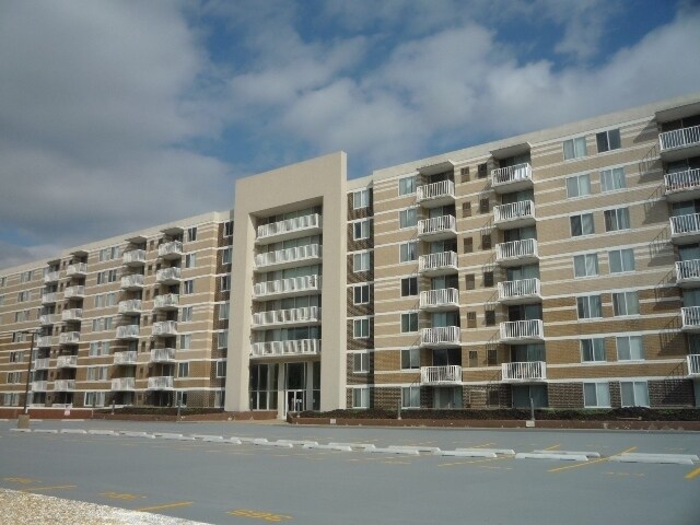 Primary Photo - 150 W St Charles Rd