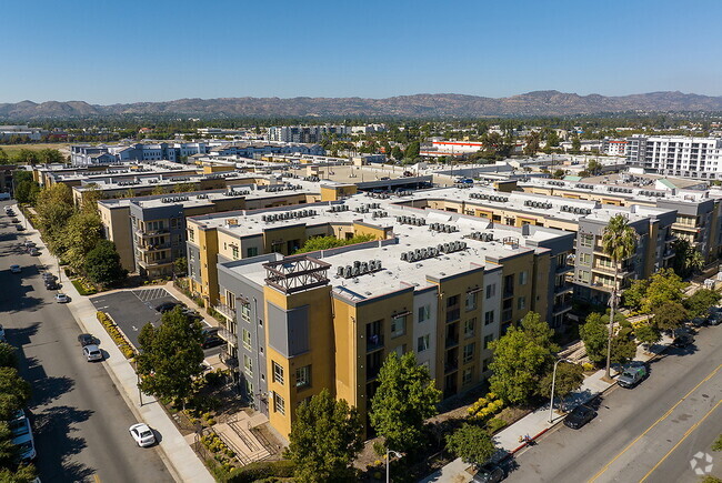 Building Photo - Reveal