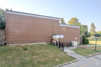 Building Photo - 2077 Barsuda Dr