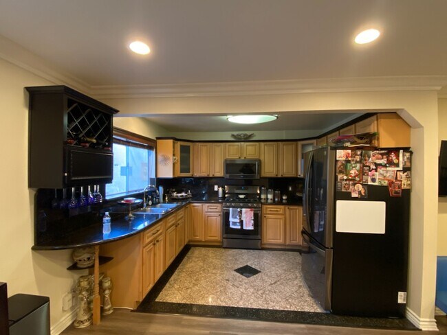 Building Photo - 13601 Valerio St