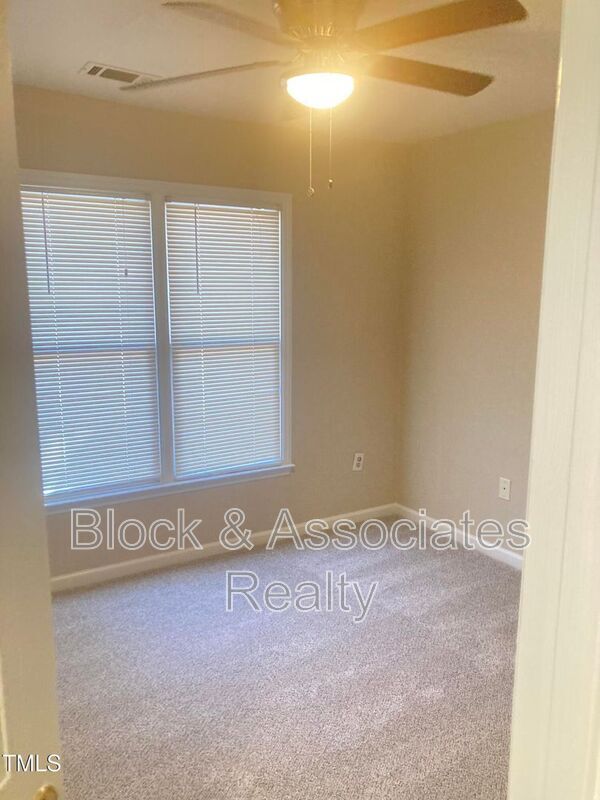 Building Photo - 404 Creekway Dr
