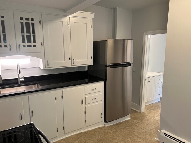 Building Photo - 146 Elm St