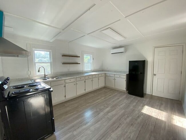 Building Photo - Main-level apartment near UWG