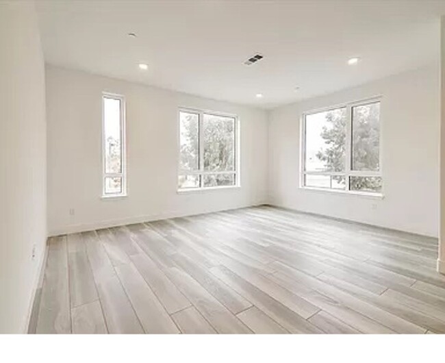 Building Photo - $4000 - THE MOST GORGEOUS THREE BEDROOM HO...