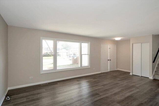 Building Photo - 570 Lynn Dr