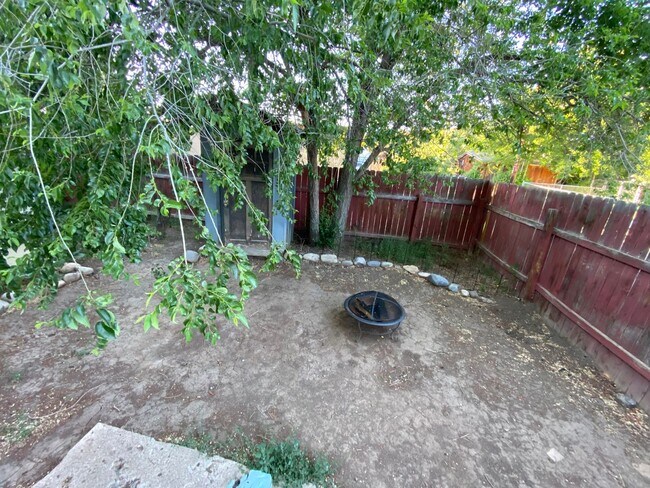 Foto del edificio - Three Bedroom, One Bathroom House with Fenced Yard