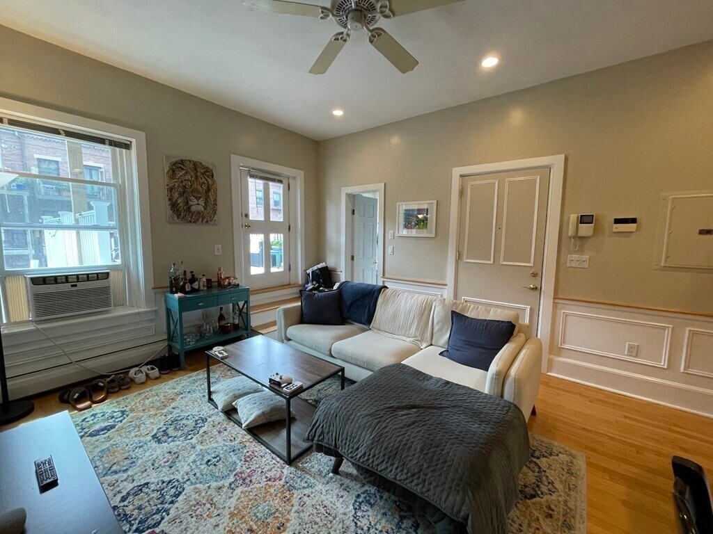 Foto principal - 200 W Springfield St