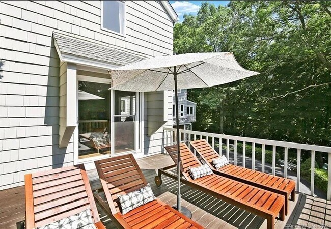 Foto del edificio - 241 Maple Rd