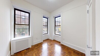Building Photo - 985 Lexington Ave