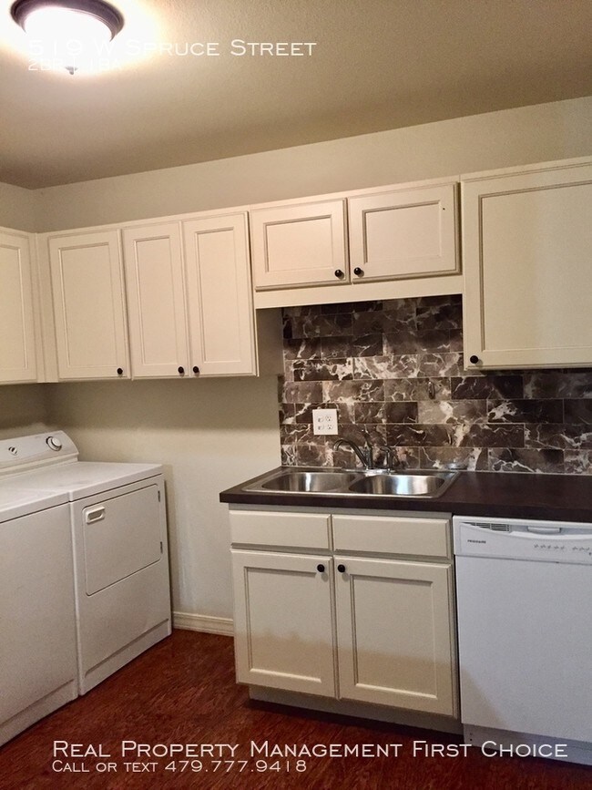 Building Photo - 2 Bedroom 1 Bath For Rent Fayetteville