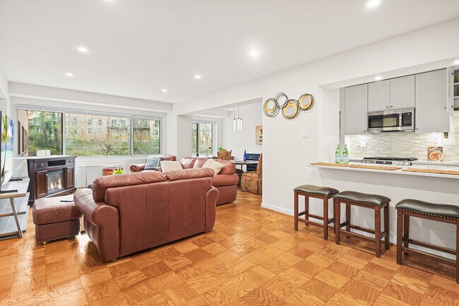 Foto del edificio - 4201 Cathedral Ave NW