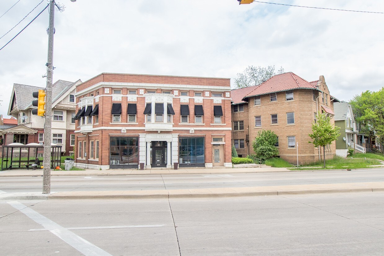9 residential units and 1 store and 1 floor of offices - 4236 W Lisbon Ave