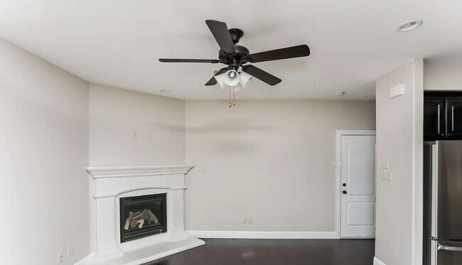 Building Photo - 4217 Riverview Dr
