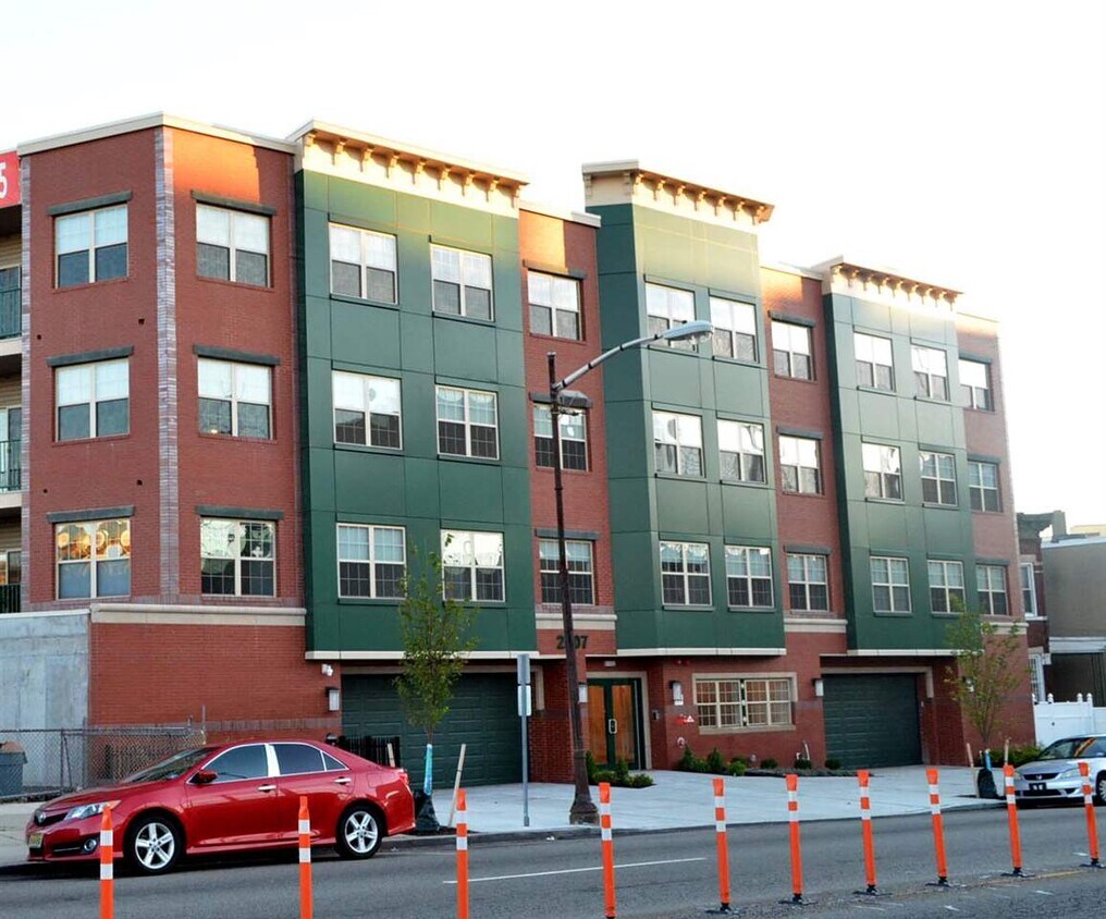 Primary Photo - 2507 John F. Kennedy Blvd