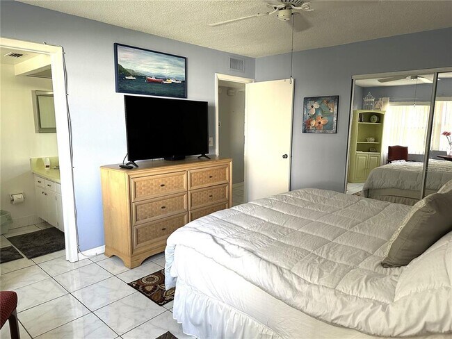 Building Photo - 4700 Cove Cir