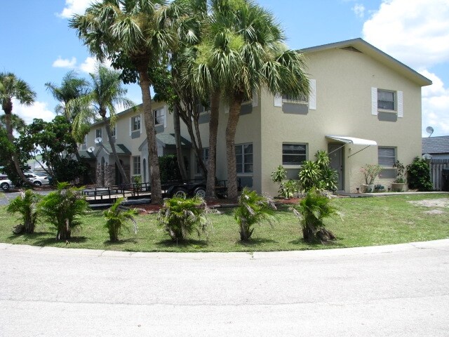 Foto del edificio - Warwick Circle Apartments