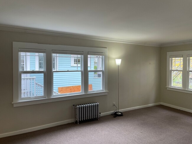 Building Photo - Five bedroom plus office near Green Lake w...
