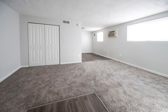 Foto del edificio - Sandalwood Apartments