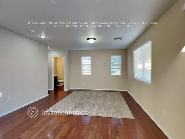 Foto del edificio - 10325 Adrianna Ave