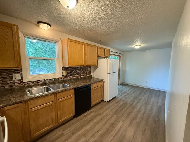 Building Photo - Three bedroom, Two bathroom home located i...