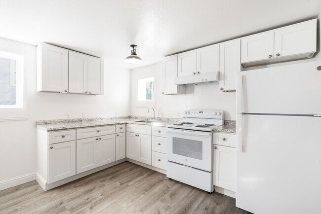Foto del edificio - 2120 Lincoln Ave #D - 2 bedroom | 1 bath |...