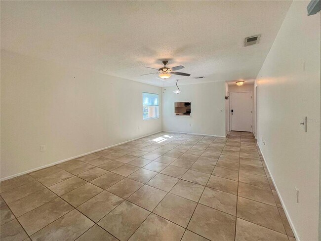 Foto del edificio - 5060 Village Garden Dr