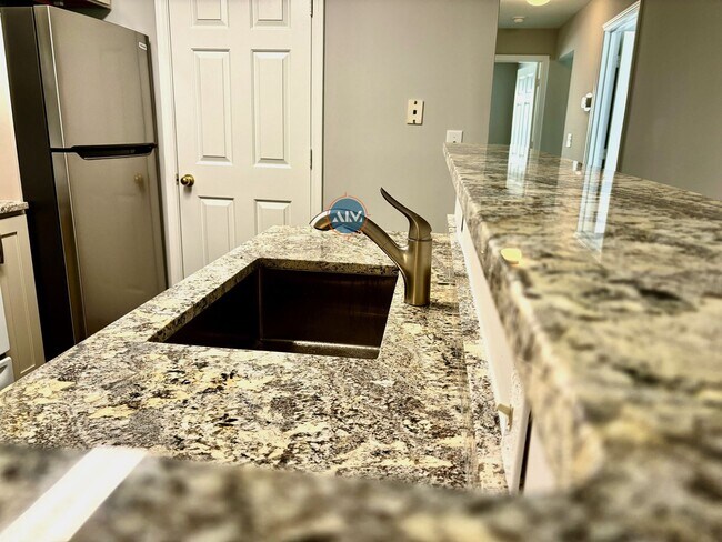 Foto del edificio - Modern 3-Bed Condo: Lovely Appliances, LVP...