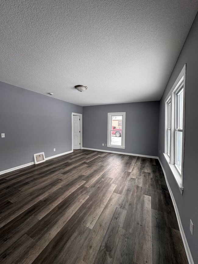 Foto del edificio - AVAILABLE NOW! Large 3 Bedroom, 2 Bathroom, with Extra Rooms and Two Car Garage in Anoka