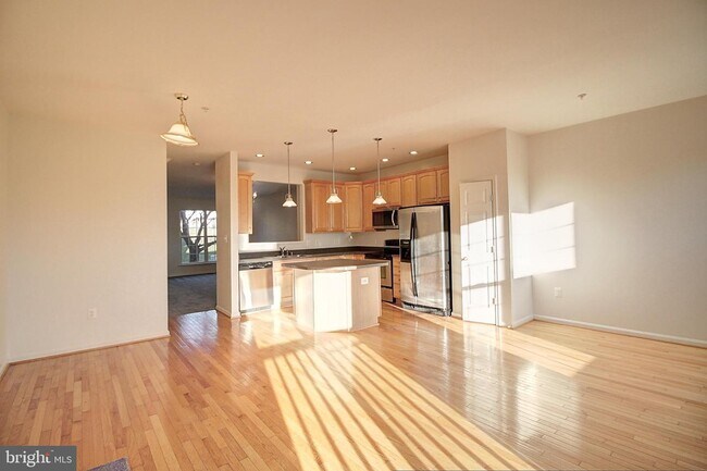 Building Photo - 2604 Emerson Dr