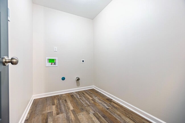 Building Photo - Spacious Four-Bedroom Two-Bath Home on One...