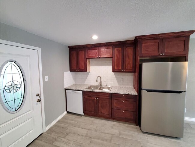 Foto del edificio - 13609 Hooper Rd