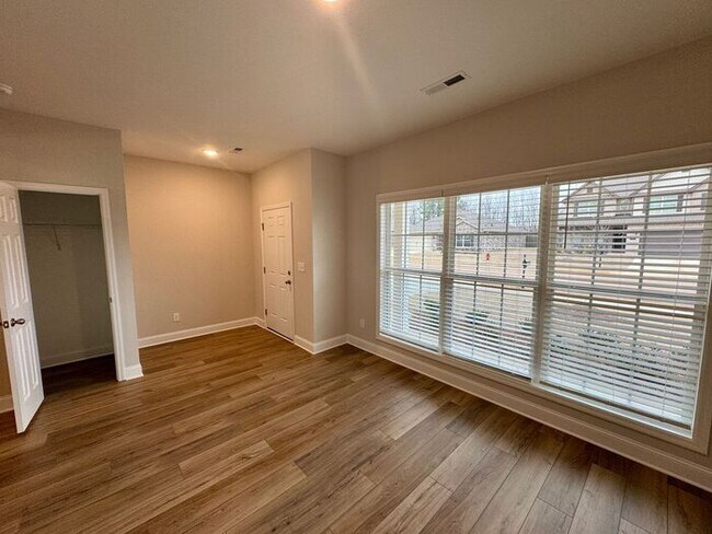 Foto del edificio - New Construction and over 3,500 of square footage!