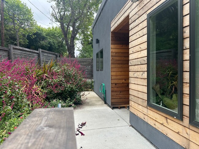 Building Photo - Modern Berkeley Hills Home