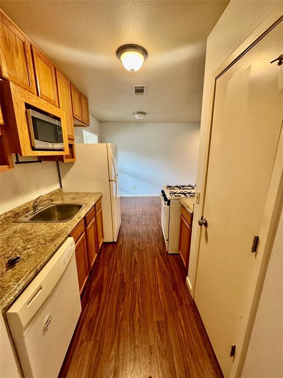 Foto del edificio - 2102 Pompton Dr