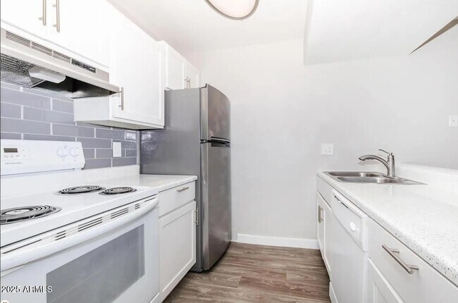 Foto del edificio - 10860 N 85th Ave
