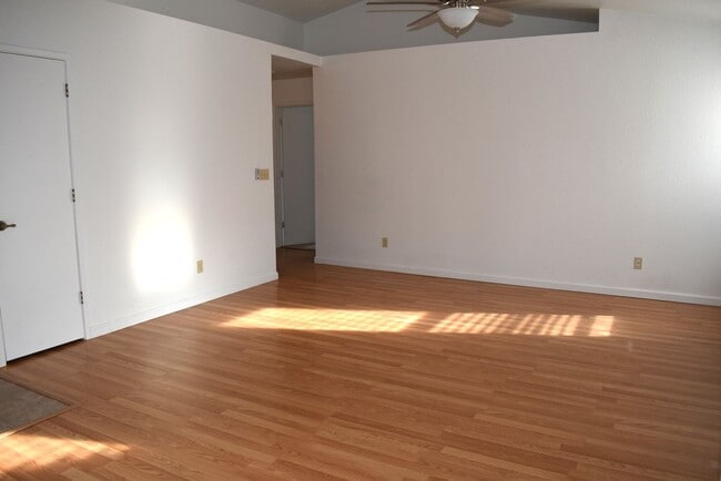 Building Photo - 9435 Soaring Oaks Dr