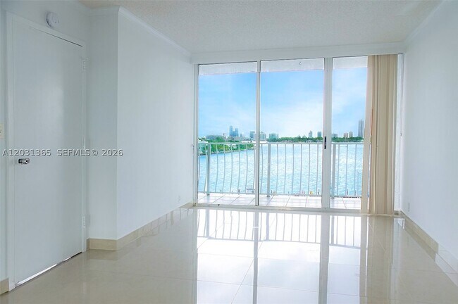 Foto del edificio - 7601 E Treasure Dr