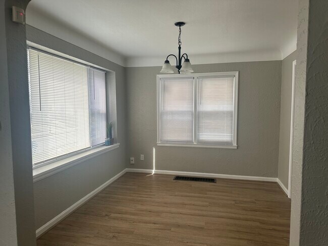 Foto del edificio - Three bedroom house with garage
