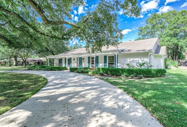 Foto del edificio - 5648 Tupper Lake Dr