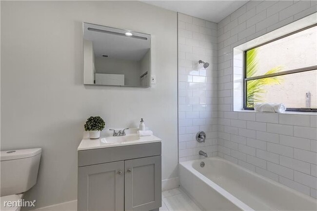Building Photo - 4 br, 2 bath House - 1720 NE 9th Ave