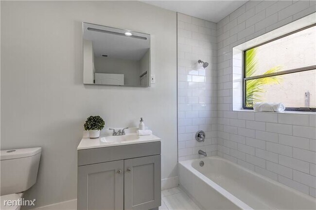 Foto del edificio - 4 br, 2 bath House - 1720 NE 9th Ave