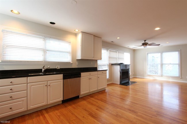 Foto del edificio - 3 br, 3 bath - 1435 N Mohawk St Apt Ch