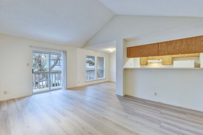 Foto del edificio - Upstairs Two Bedroom Unit in Fourplex with...