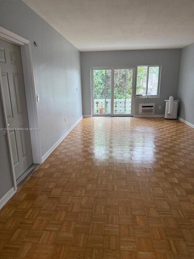 Foto principal - 9281 W Bay Harbor Dr