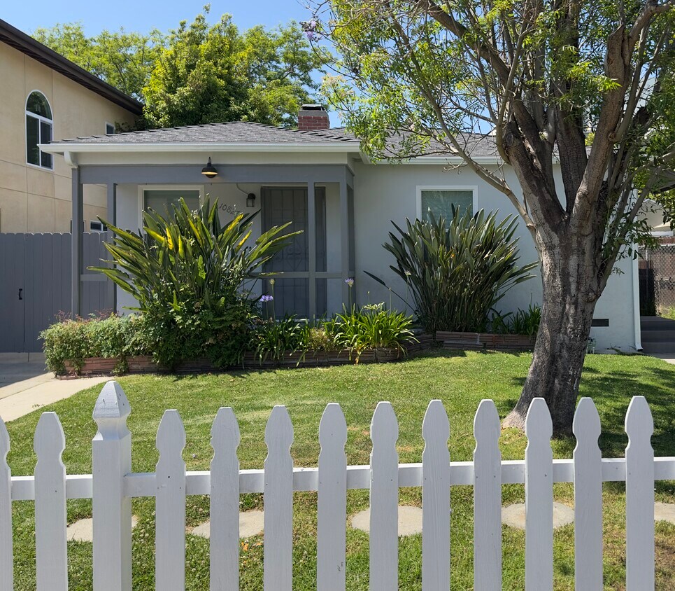 Foto principal - 10827 Westminster Ave